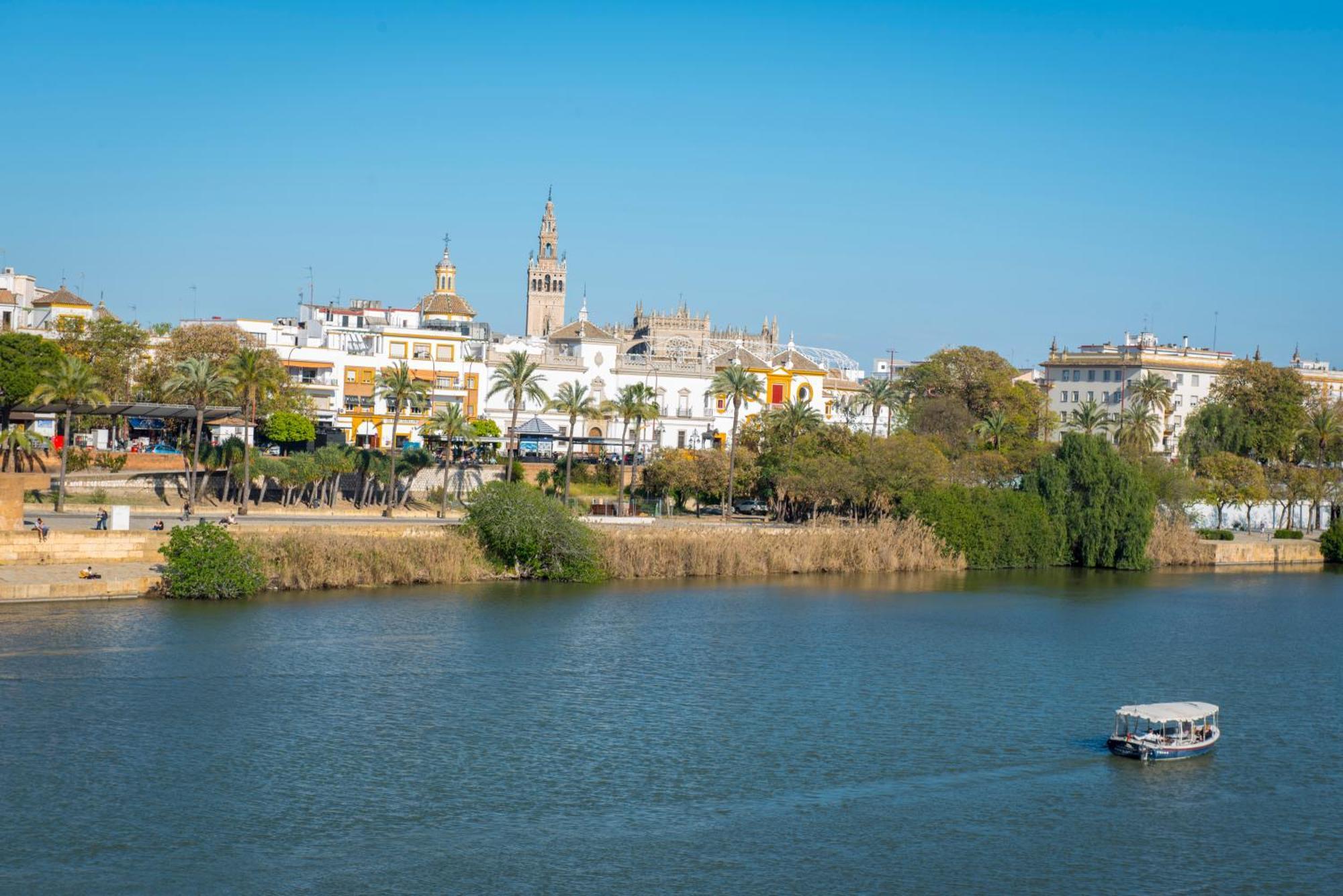 Apartamentos Luxury Puente De Triana Sevilla Eksteriør billede