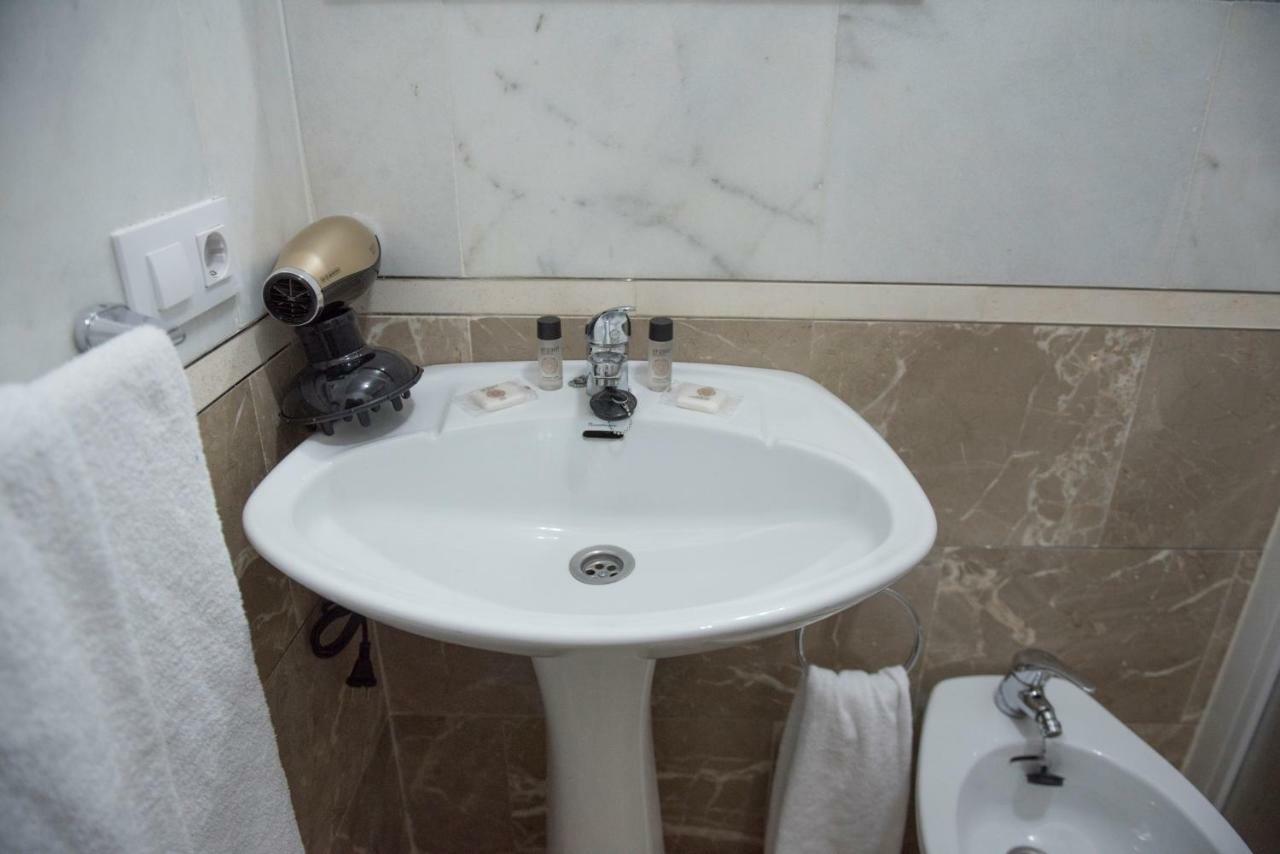 Apartamentos Luxury Puente De Triana Sevilla Eksteriør billede