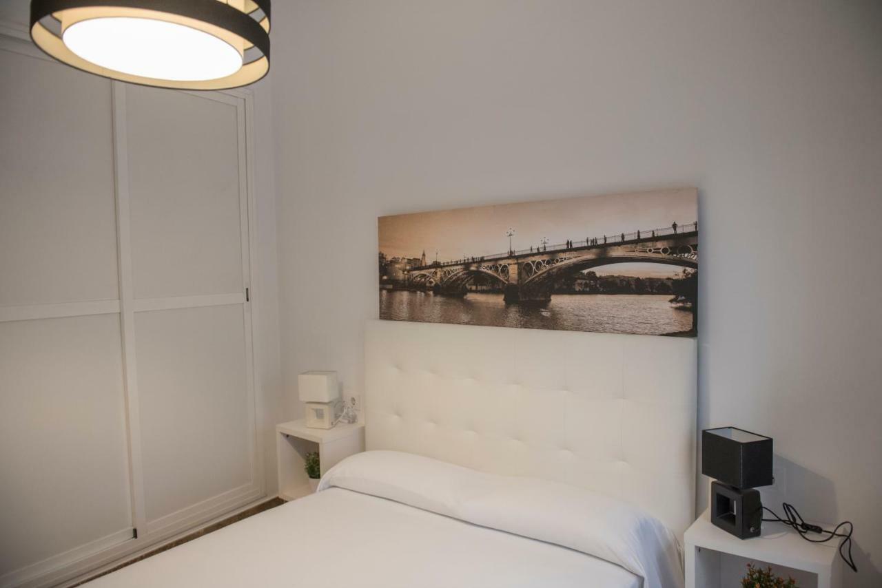 Apartamentos Luxury Puente De Triana Sevilla Eksteriør billede