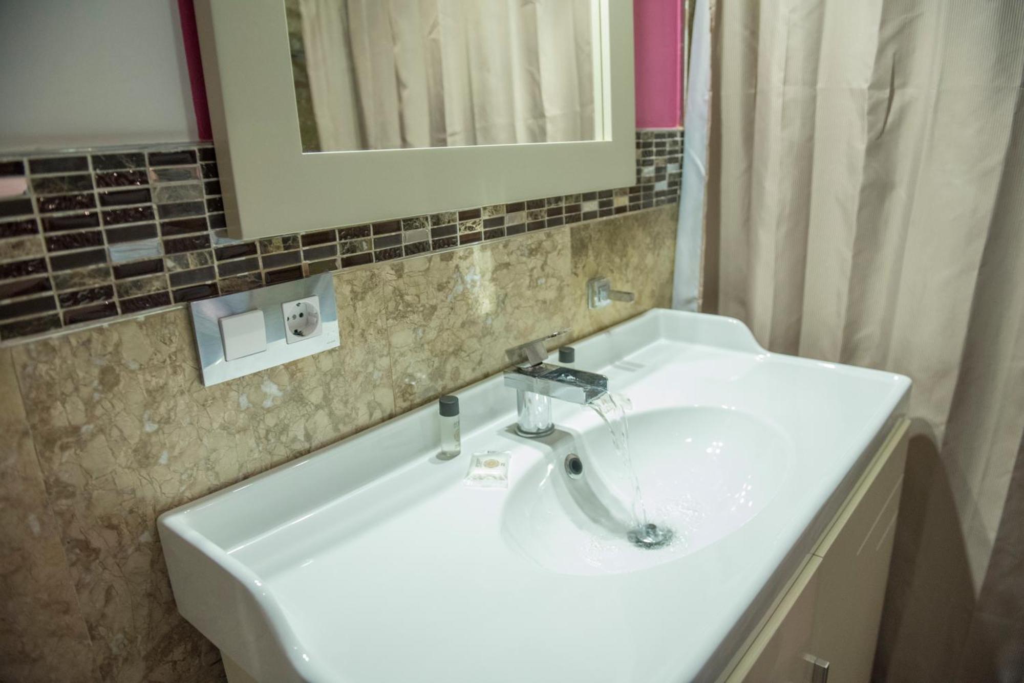 Apartamentos Luxury Puente De Triana Sevilla Eksteriør billede