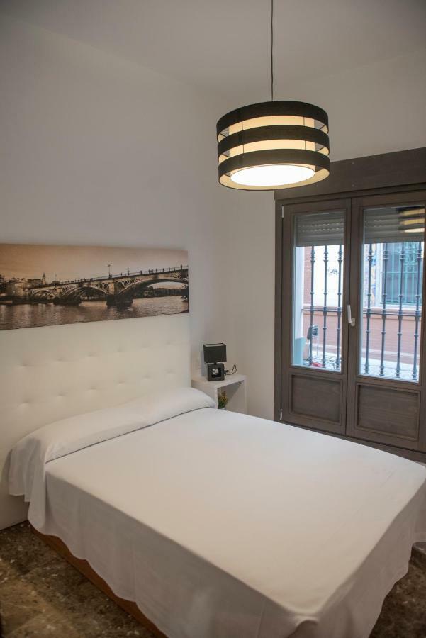 Apartamentos Luxury Puente De Triana Sevilla Eksteriør billede